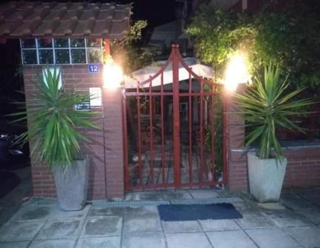 Blue Moon Accommodation 네아 미카니오나 외부 사진