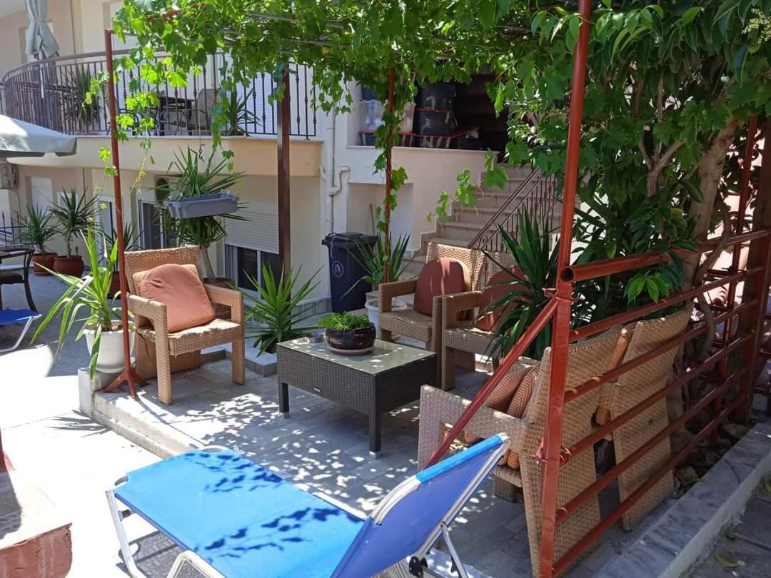 Blue Moon Accommodation 네아 미카니오나 외부 사진
