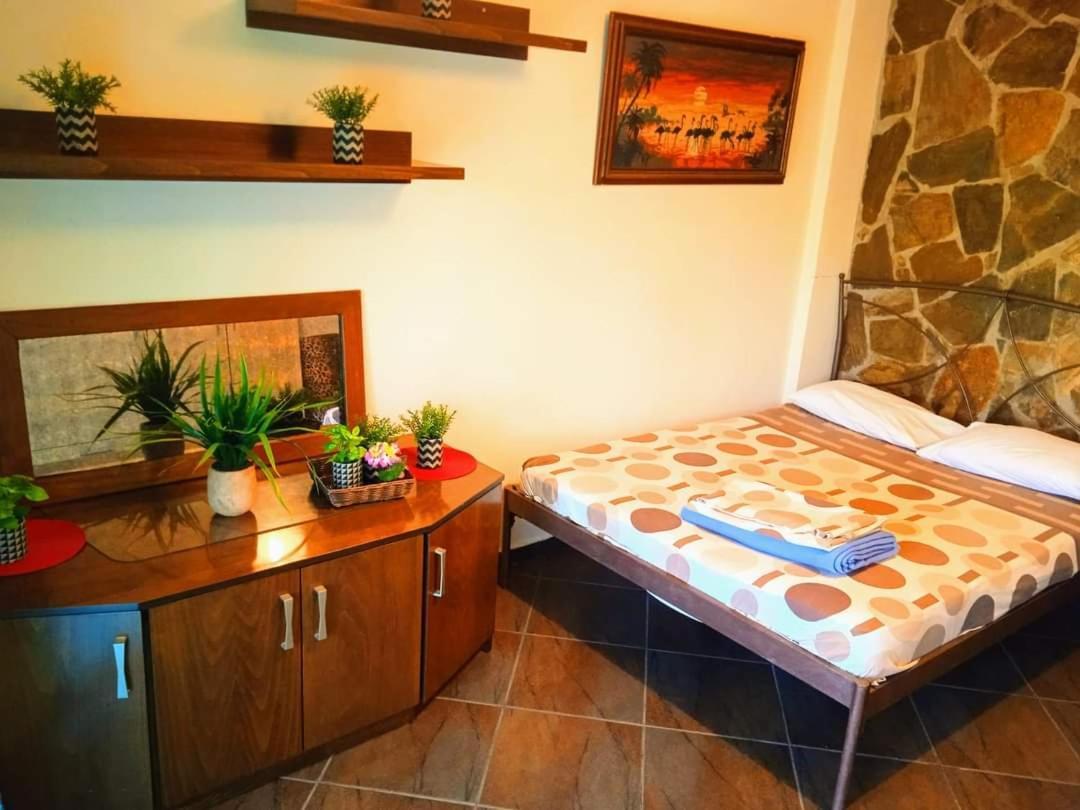 Blue Moon Accommodation 네아 미카니오나 외부 사진